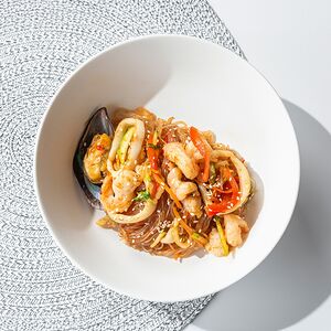 Фунчоза с морепродуктами, овощами и соусом терияки