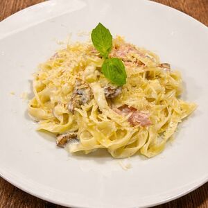 Паста с ветчиной и грибами