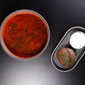 Борщ с говядиной и ржаной булочкой