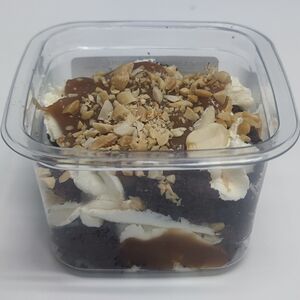 Пирожное Сникерс в креманке