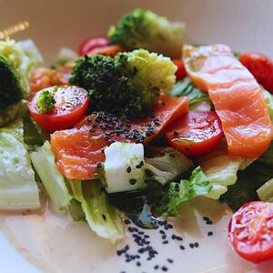 Салат с лососем