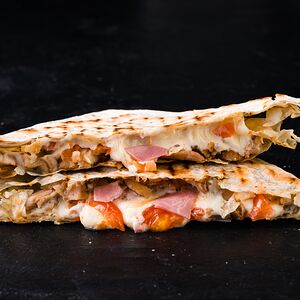 Сулугуни в лаваше с курицей