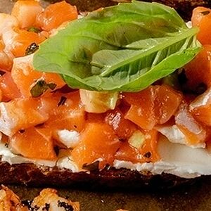 Брускетта с лососем