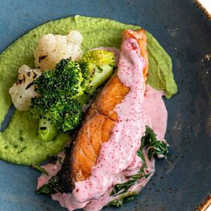 Лосось с пюре брокколи и шпинатом