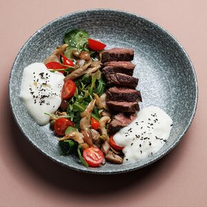 Стейк салат с сырной эспумой