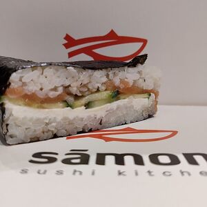 Онигири с лососем 