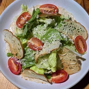 Салат Цезарь с курицей