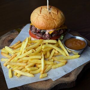 Бургер с фермерской говядиной и картофелем фри