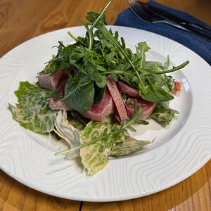 Салат с тунцом-конфи и цитрусами