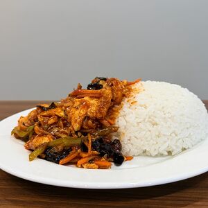 Жареный омлет в остром соусе с овощами и рисом