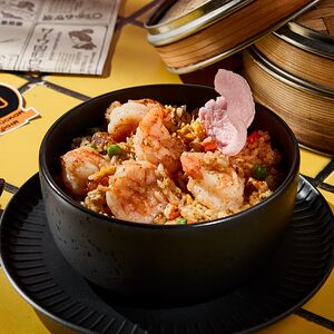 Жареный рис с яйцом и тигровыми креветками