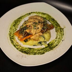 Стейк из лосося с соусом из вяленых томатов