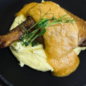Утиная ножка с картофельным пюре и соусом
