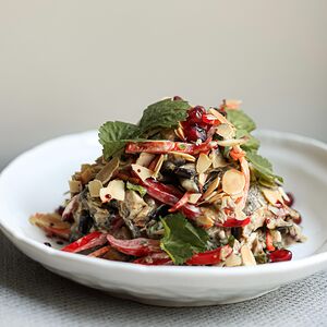 Салат с запеченными баклажанами, перцем рамиро и гранатом 