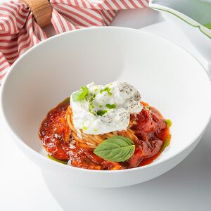 Паста с томатами и страчателлой