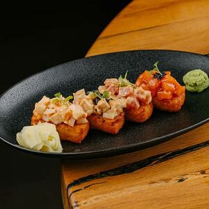 Ассорти из криспи-суши с лососем, тунцом, угрем и креветкой