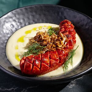 Баварская колбаска с муссом и капустой