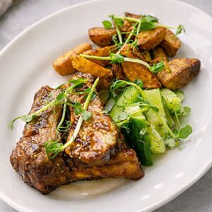 Свиные ребрышки с битыми огурцами и картофельными дольками 