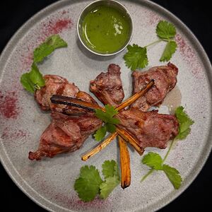 Каре молодого барашка с ткемали из киви