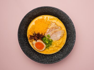 Очень сырный рамен с курицей и криспи беконом