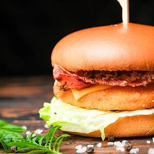 Бургер куриный с соусом ранч