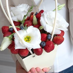 Корзиночка Лесная поляна с эустомой 