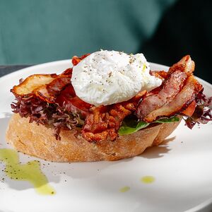 Тост с беконом и яйцом пашот