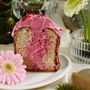 Кулич с малиновой начинкой