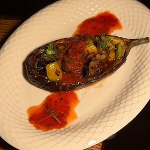 Стейк из баклажана с печеными овощами и итальянским томатным соусом