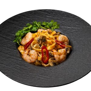 Паста с креветками под соусом том ям