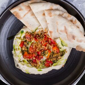 Хумус с печёным перцем и питой