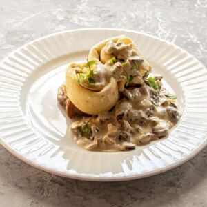 Домашняя свинина с блинами и грибным бешамелем