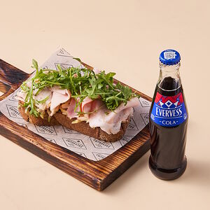 Брускетта с тамбовским окороком и напиток Эвервесс Кола