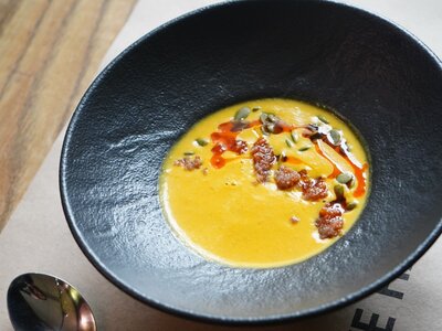 Тыквенный суп с пряным маслом и беконом 