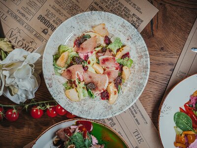 Салат с полендвицей и печёной грушей