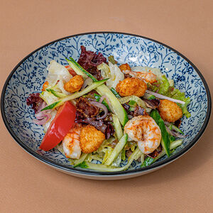 Салат с вяленой хурмой, креветками и жареным сыром