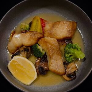 Палтус в устричном соусе, шампиньоны, перец болгарский, брокколи