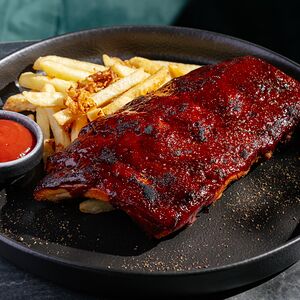 Рёбра BBQ с картофелем фри