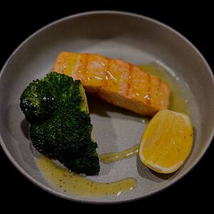 Лосось, брокколи, цитрусовый соус