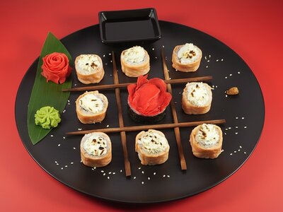 Ролл запечённый с лососем и сыром