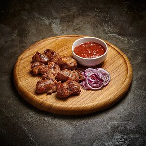 Шашлык из свиной шеи с маринованным луком и соусом из томатов