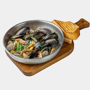 Сковорода мидий и вонголе в соусе белое вино