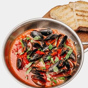 Сковорода мидий в томатном соусе