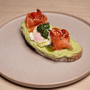 Авокадо тост с соусом песто и яйцом пашот с семгой