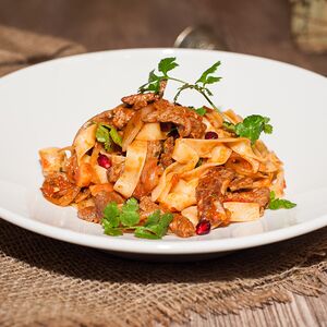 Домашняя лапша с обжаренной говядиной