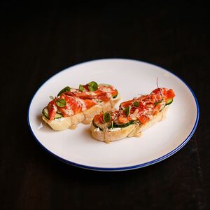 Брускетты с лососем и кунжутным соусом