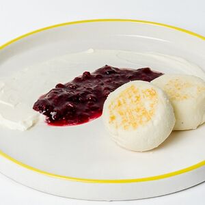 Сырники 2 шт. с вареньем из лесных ягод и сметаной 