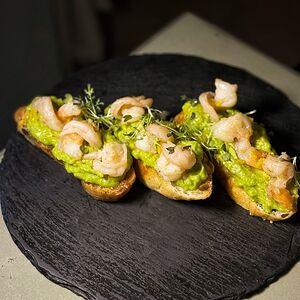 Брускетта с креветкой