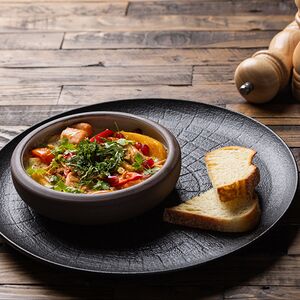 Чкмерули с лососем и батумскими мидиями под сливочно-чесночным соусом