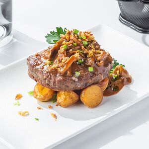 Бифштекс с картофелем, грибами и соусом демиглас